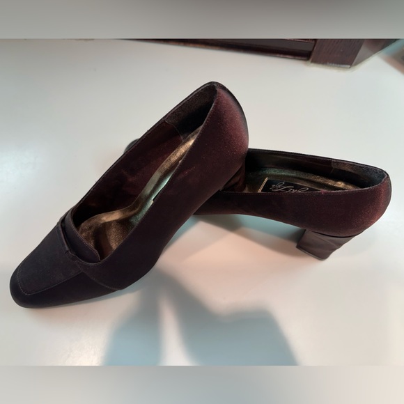 Night Life Women’s Low Heel Pumps - Picture 4 of 4